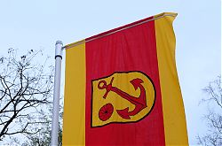 Zur Mitgliederversammlung der SPD Hiltrup-Berg Fidel wurde die Hiltruper Fahne vor dem Museum aufgezogen (12.4.2016; Foto: Klare)