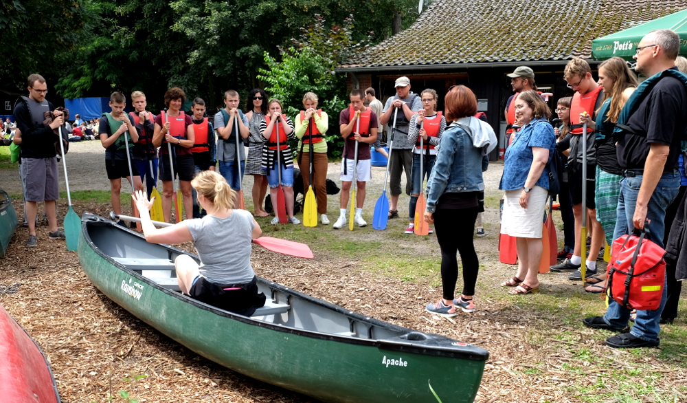 Die Kanutour auf der Werse war ein Höhepunkt. Hier werden alle vor dem Start in den Umgang mit dem Boot eingewiesen (30.7.2016; Foto: Klare)