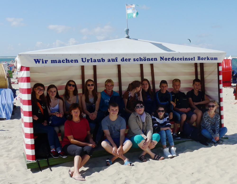 Der Riesenstrandkorb reichte gerade fürs Foto (6.8.2016; Foto: Klare)