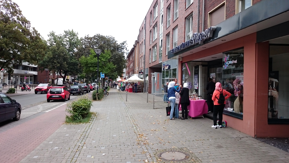 Sonntags-Flohmarkt auf der Hiltruper Marktallee: wenig Stände, wenig Publikum (21.8.2016; Foto: Klare)