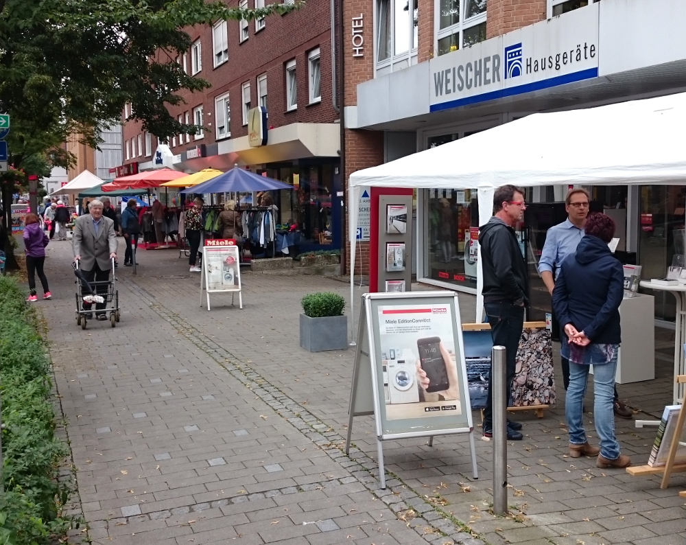 Hier steht der Chef noch selbst: Sonntags-Flohmarkt auf der Hiltruper Marktallee (21.8.2016; Foto: Klare)