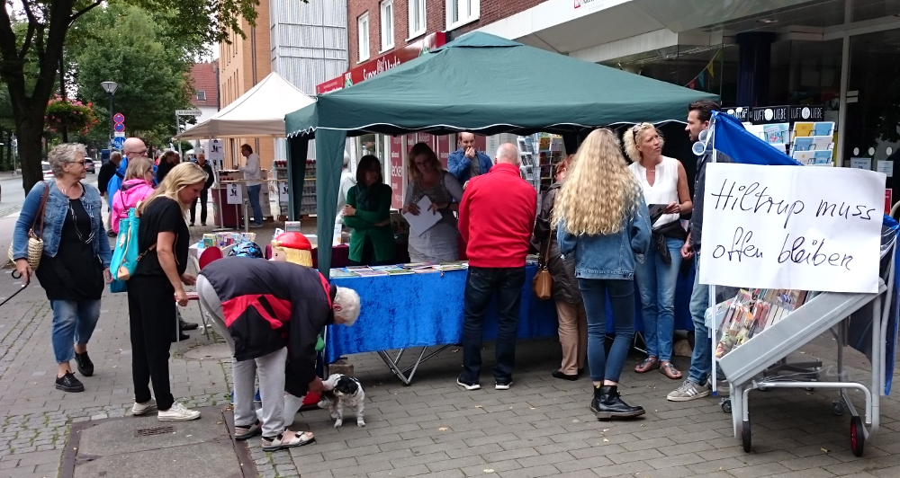 "Hiltrup muss offen bleiben: Sonntags-Flohmarkt auf der Hiltruper Marktallee (21.8.2016; Foto: Klare)