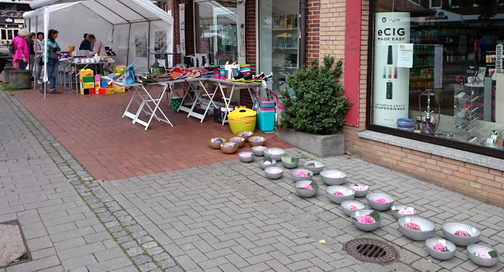 Schon vor dem Regen ein eher trauriges Bild: Sonntags-Flohmarkt auf der Marktallee (21.8.2016; Foto: Klare)