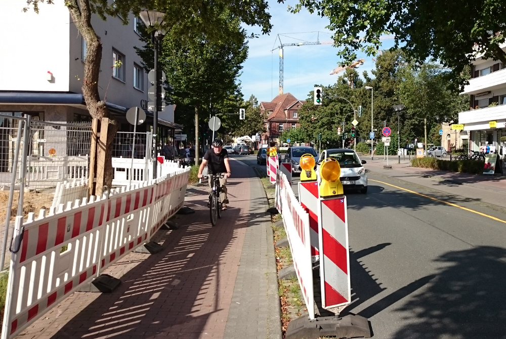 Hiltrup, Marktallee 34: Engpass ohne Grund (26.8.2016; Foto: Klare)