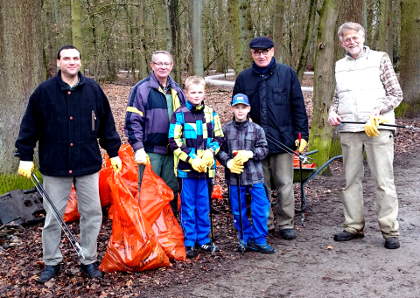 Erfolgreiche Mllsammler im Hiltruper Sandfortsbusch (v.r. Henning Klare, Dr. Bernd Weber, Kinder aus der Nachbarschaft, Dieter Langer, ein Nachbar)