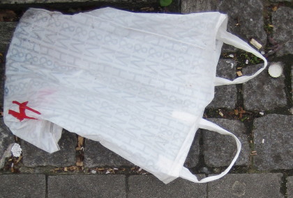 An der Marktallee vor REWE: Mll auf dem Gehweg