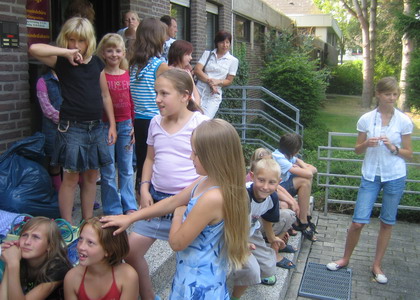 12 erwartungsvolle Kinder aus Belarus am Evangelischen Gemeindezentrum Hiltrup