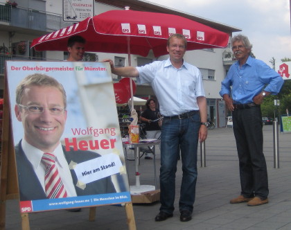 Wolfgang Heuer und Karl-Heinz Winter am Info-Stand in Hiltrup
