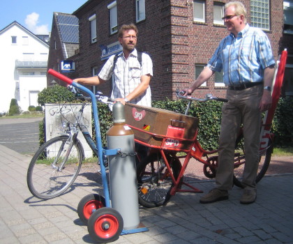 Zufrieden nach dem Info-Stand: Ralf Hubert (r.) und Hermann Geusendam-Wode