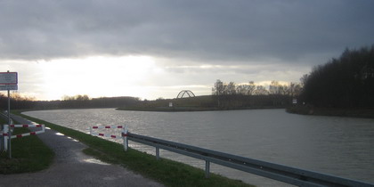Die 12 am Wasser: Blick auf den Kanal