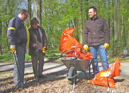 Volle Mllscke: die Hiltruper SPD beim Groreinemachen im Sandfortsbusch
