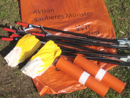 Aktion Sauberes Münster 2012: Schutzhandschuhe, Greifzangen und Müllsäcke liegen bei der SPD bereit