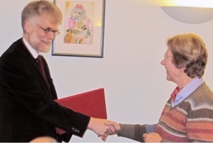 Vorsitzender Henning Klare ehrt Dr. Amrei Thrnhardt fr 40jhrige Mitgliedschaft