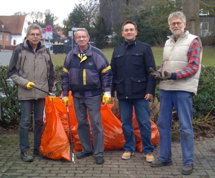 Aktion Sauberes Mnster: auch in Berg Fidel war die SPD im Mll-Einsatz (v.l. Karl-Heinz Winter, Dieter Langer, Christian Deutsch, Henning Klare)