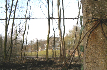 Gefahr im Sandfortsbusch: quer ber den Trampelpfad ist in Augenhhe Stacheldraht gespannt (Foto: Klare)