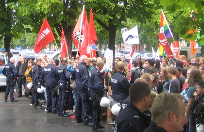 Demo gegen Rechts: Polizeikette auf dem Schlossplatz